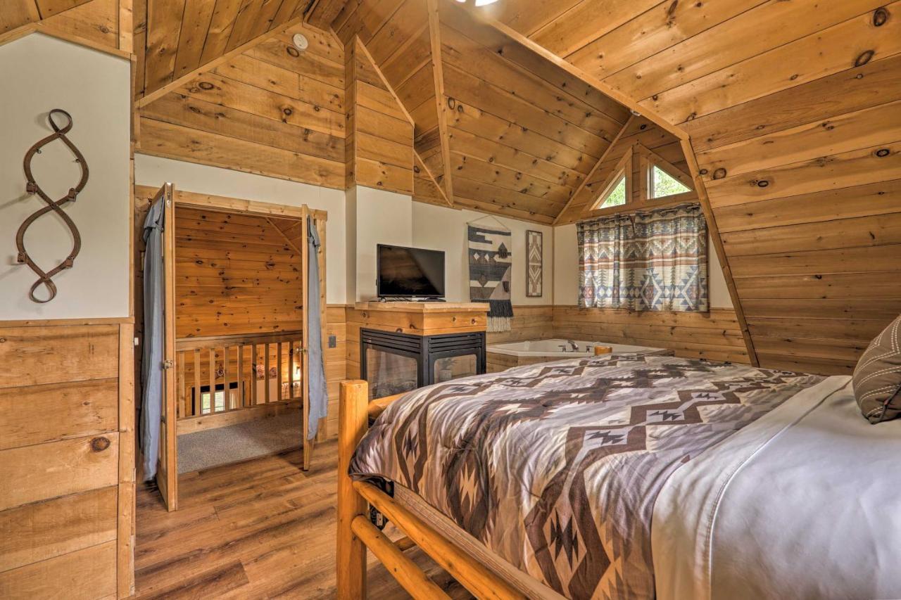 Cozy Retreat With Porch And Double Jj Resort Access! Rothbury Esterno foto